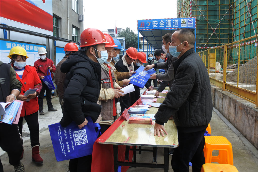 工農(nóng)路農(nóng)貿(mào)市場及安置房綜合體項目部攜手松溪縣總工會、司法局聯(lián)合開展農(nóng)民工公益法律服務行動